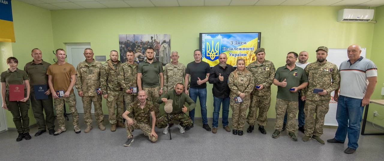 Сьогодні в Кам'янському вручили відзнаки нашим землякам - захисникам України - ФОТО