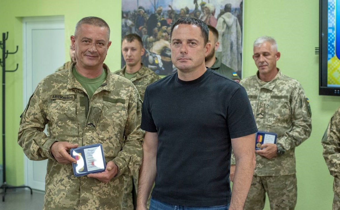 Сьогодні в Кам'янському вручили відзнаки нашим землякам - захисникам України - ФОТО