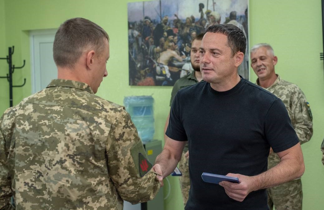 Сьогодні в Кам'янському вручили відзнаки нашим землякам - захисникам України - ФОТО