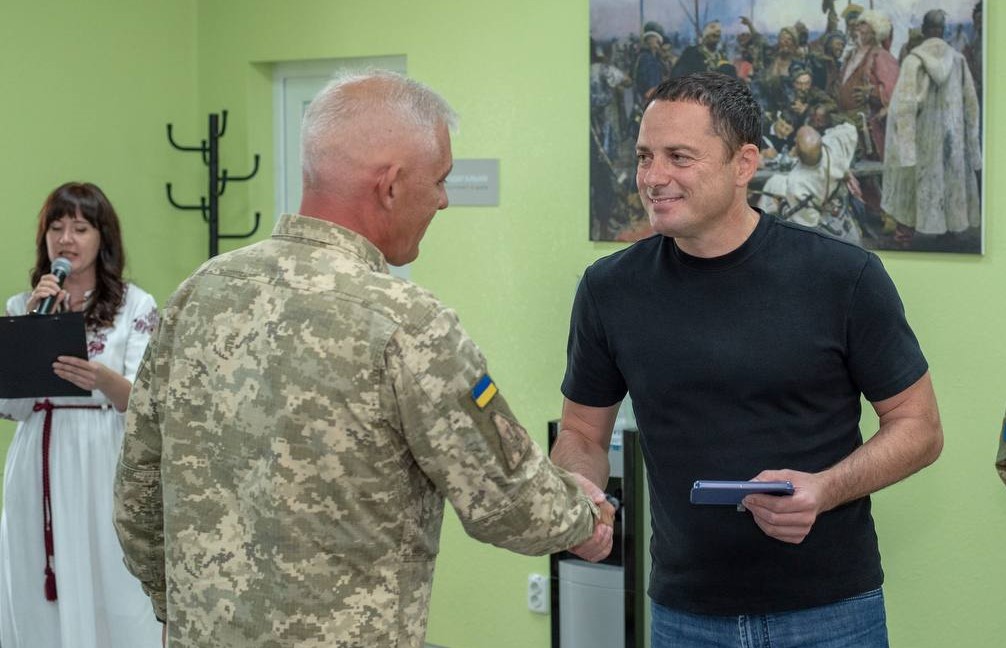 Сьогодні в Кам'янському вручили відзнаки нашим землякам - захисникам України - ФОТО
