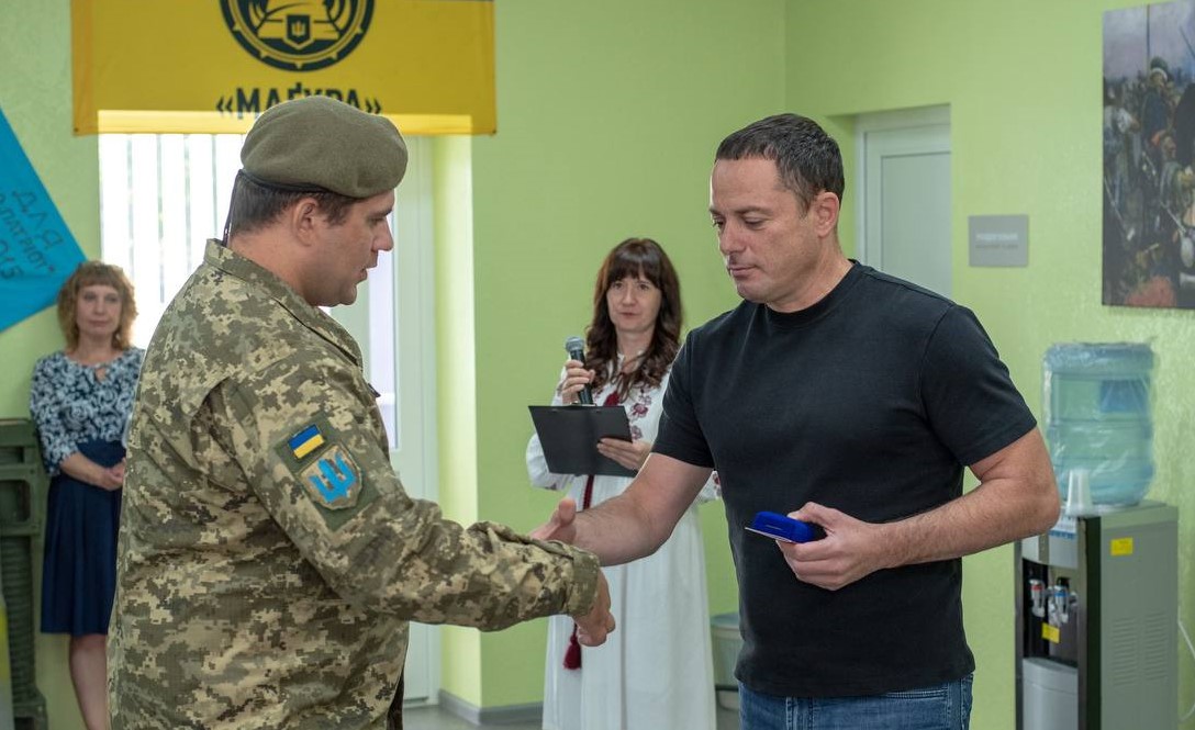 Сьогодні в Кам'янському вручили відзнаки нашим землякам - захисникам України - ФОТО