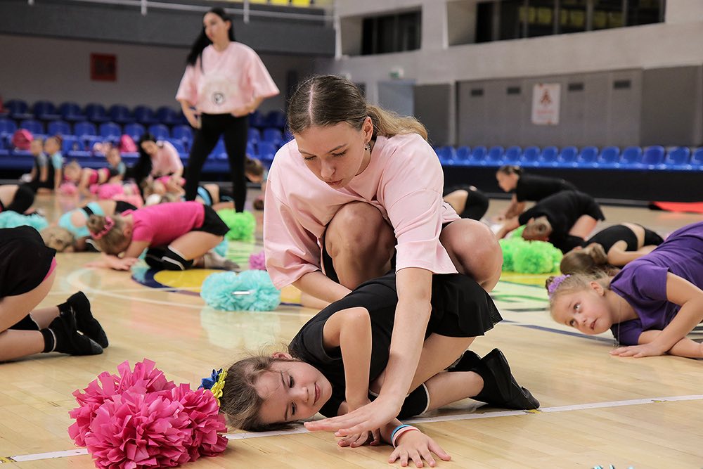 В Кам'янському чемпіонка Європи з черлідингу провела майстер-клас для малечі та батьків - ФОТО