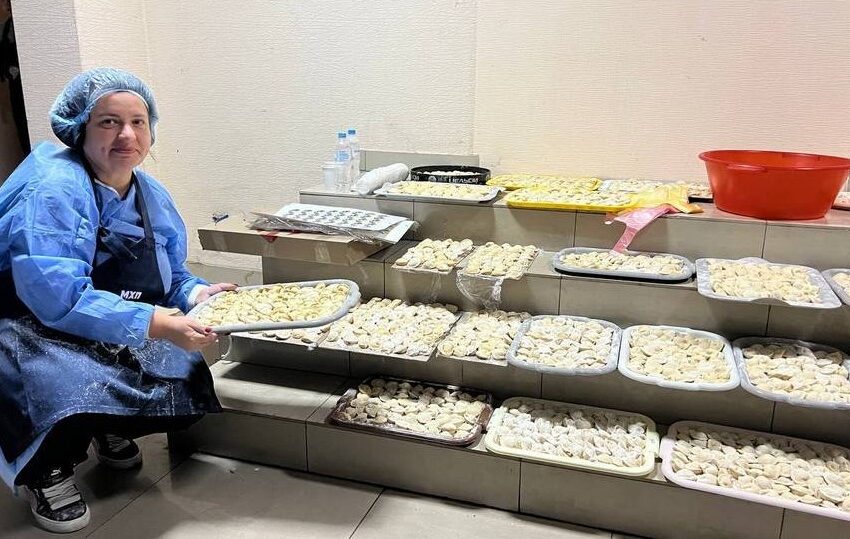 Національний рекорд: в Кам’янському наліпили понад пів тонни пельменів для військових