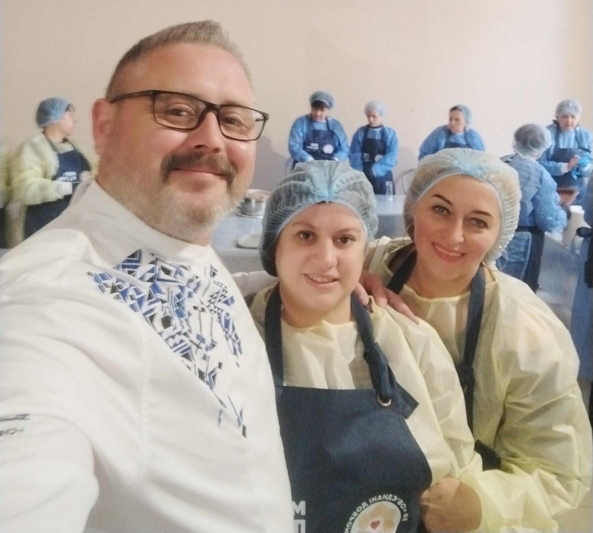 Національний рекорд: в Кам'янському наліпили понад пів тонни пельменів для військових - ФОТО