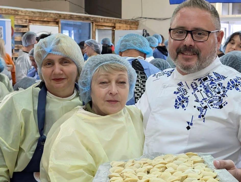 Національний рекорд: в Кам'янському наліпили понад пів тонни пельменів для військових - ФОТО