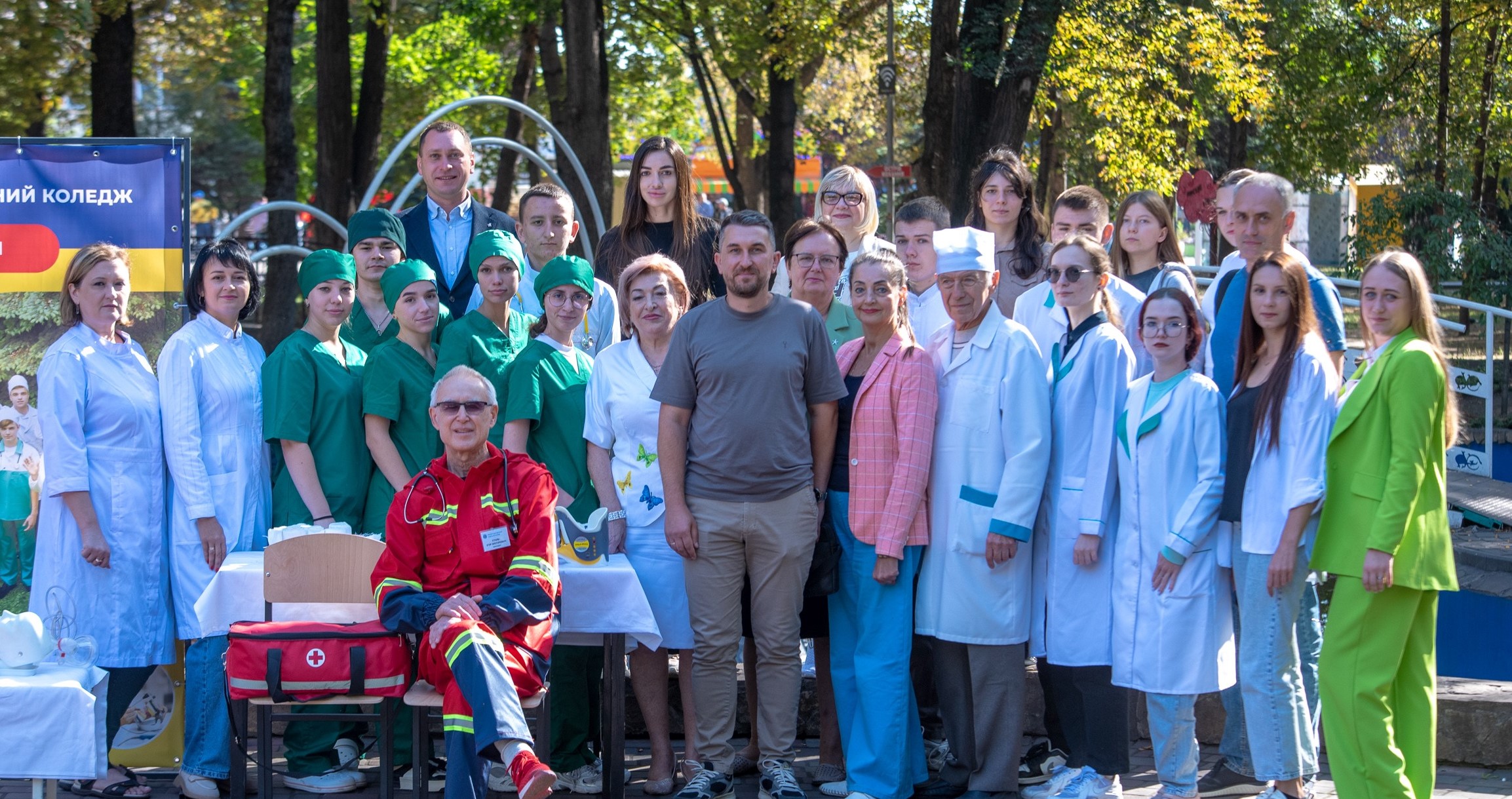 Як поводитись при зупинці серця, кровотечі, втраті свідомості: медики Кам'янського провели майстер-класи до Дня міста (Фоторепортаж) - ФОТО