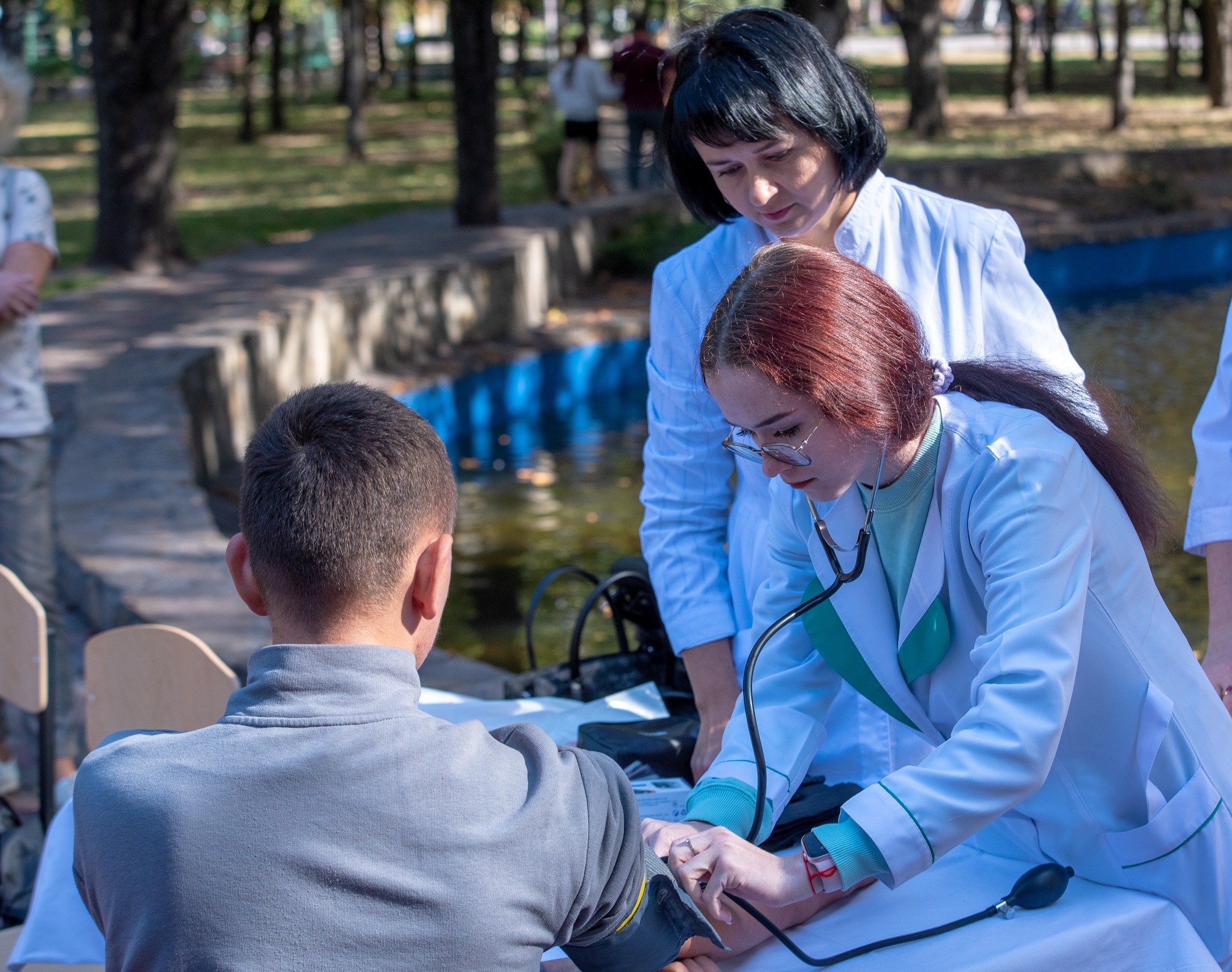 Як поводитись при зупинці серця, кровотечі, втраті свідомості: медики Кам'янського провели майстер-класи до Дня міста (Фоторепортаж) - ФОТО