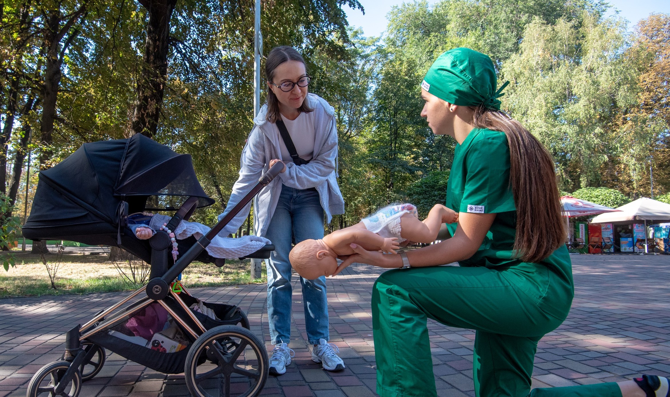 Як поводитись при зупинці серця, кровотечі, втраті свідомості: медики Кам'янського провели майстер-класи до Дня міста (Фоторепортаж) - ФОТО