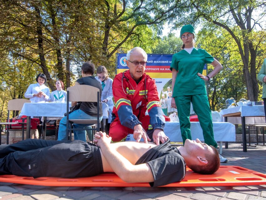 Як поводитись при зупинці серця, кровотечі, втраті свідомості: медики Кам’янського провели майстер-класи до Дня міста (Фоторепортаж)