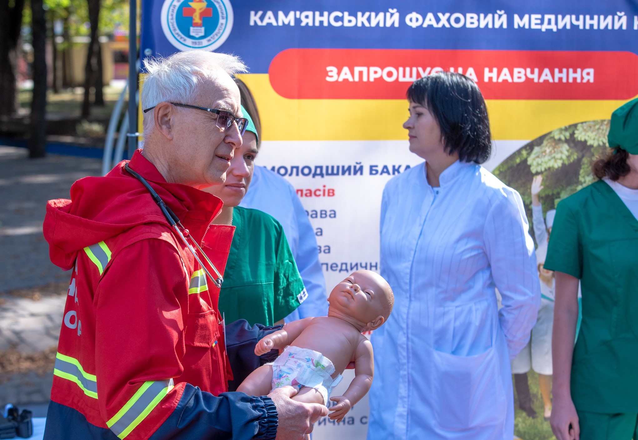 Як поводитись при зупинці серця, кровотечі, втраті свідомості: медики Кам'янського провели майстер-класи до Дня міста (Фоторепортаж) - ФОТО