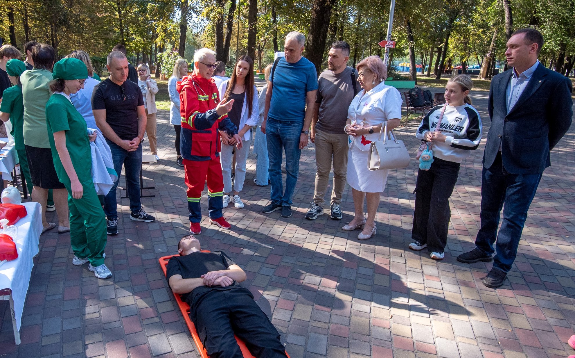 Як поводитись при зупинці серця, кровотечі, втраті свідомості: медики Кам'янського провели майстер-класи до Дня міста (Фоторепортаж) - ФОТО