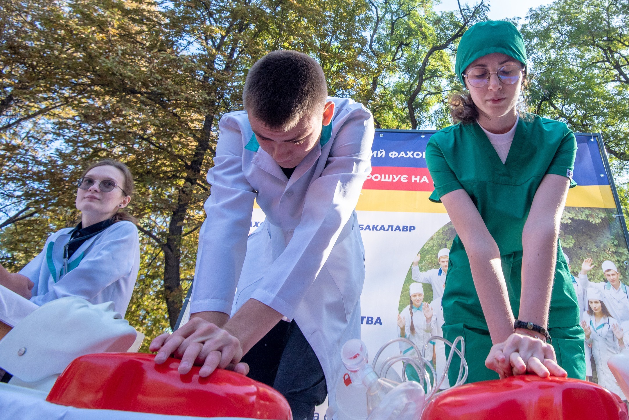 Як поводитись при зупинці серця, кровотечі, втраті свідомості: медики Кам'янського провели майстер-класи до Дня міста (Фоторепортаж) - ФОТО