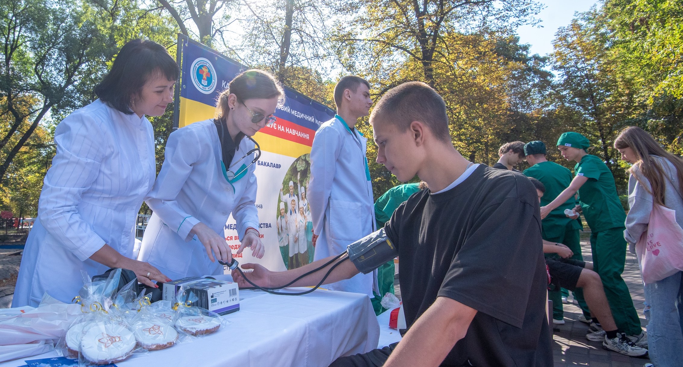 Як поводитись при зупинці серця, кровотечі, втраті свідомості: медики Кам'янського провели майстер-класи до Дня міста (Фоторепортаж) - ФОТО