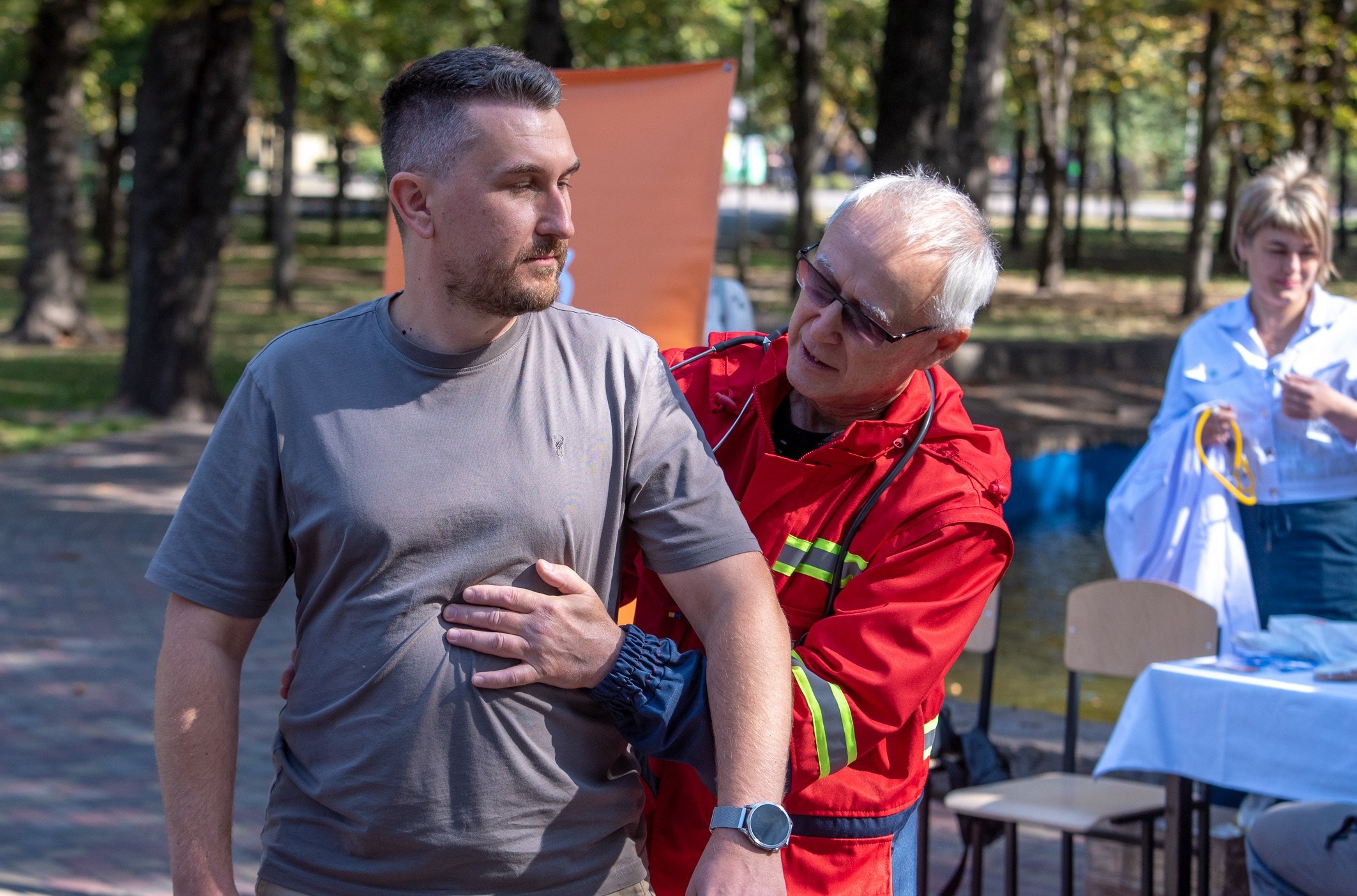 Як поводитись при зупинці серця, кровотечі, втраті свідомості: медики Кам'янського провели майстер-класи до Дня міста (Фоторепортаж) - ФОТО