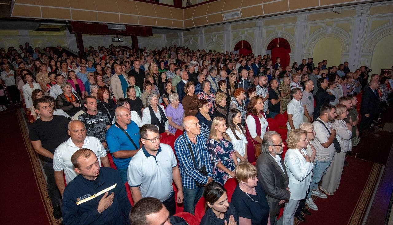 В Кам'янському напередодні Дня міста відзначили представників різних професій та Почесних громадян - ФОТО