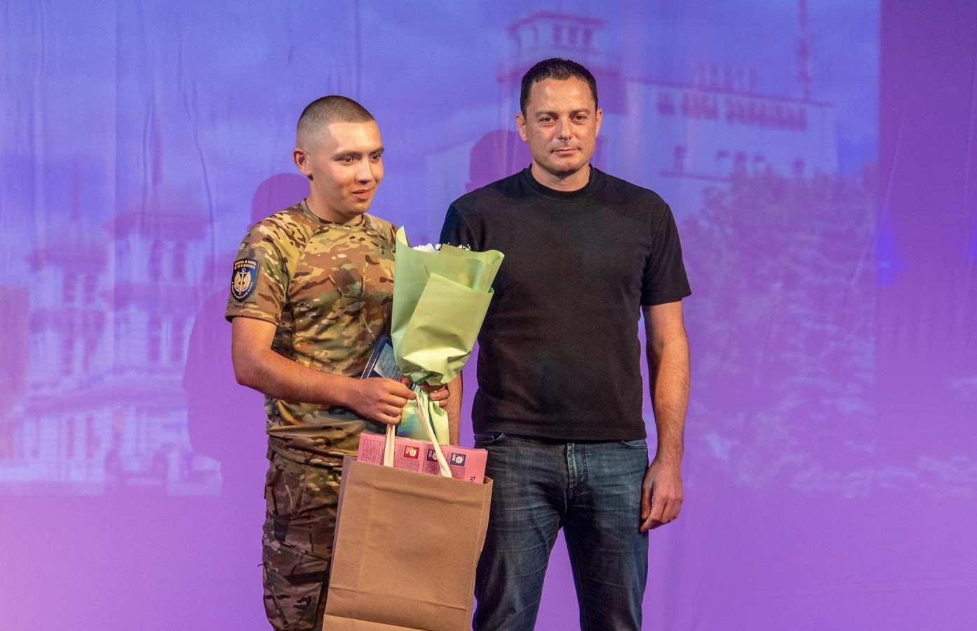 В Кам'янському напередодні Дня міста відзначили представників різних професій та Почесних громадян - ФОТО