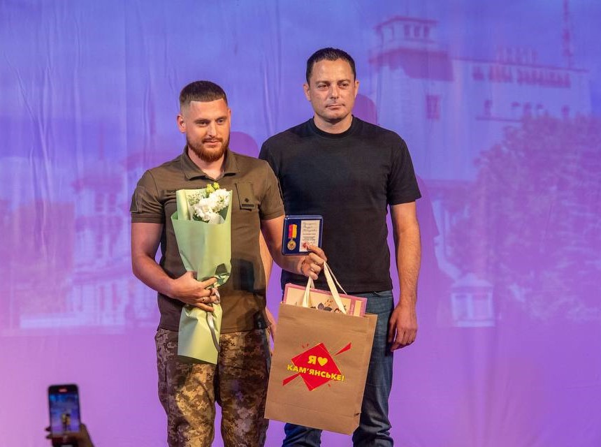 В Кам'янському напередодні Дня міста відзначили представників різних професій та Почесних громадян - ФОТО