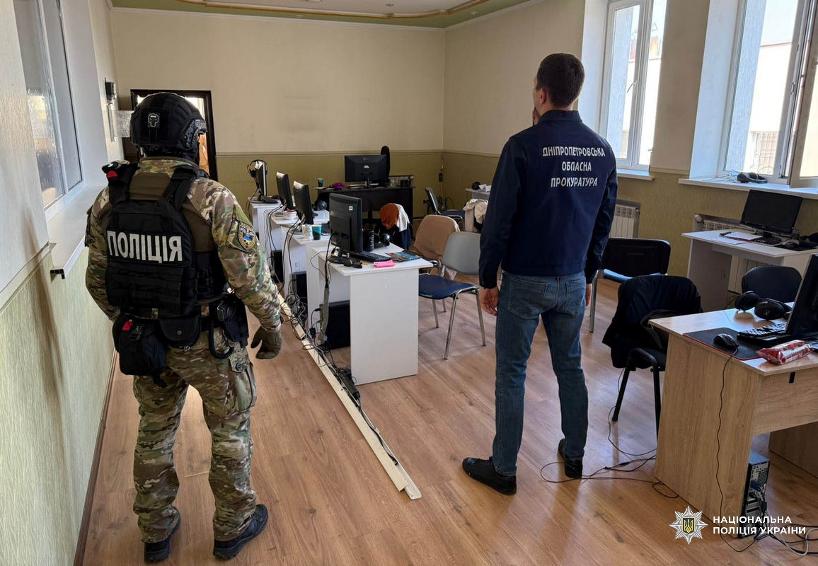 Прибуток від 5 до 7 тисяч доларів щонеділі: в Кам'янському виявили злочинну групу, що збувала наркотики у місті та області - ФОТО