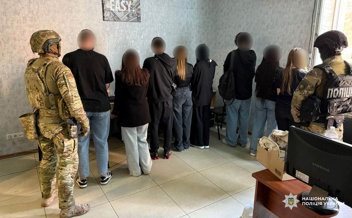 Прибуток від 5 до 7 тисяч доларів щонеділі: в Кам'янському виявили злочинну групу, що збувала наркотики у місті та області - ФОТО