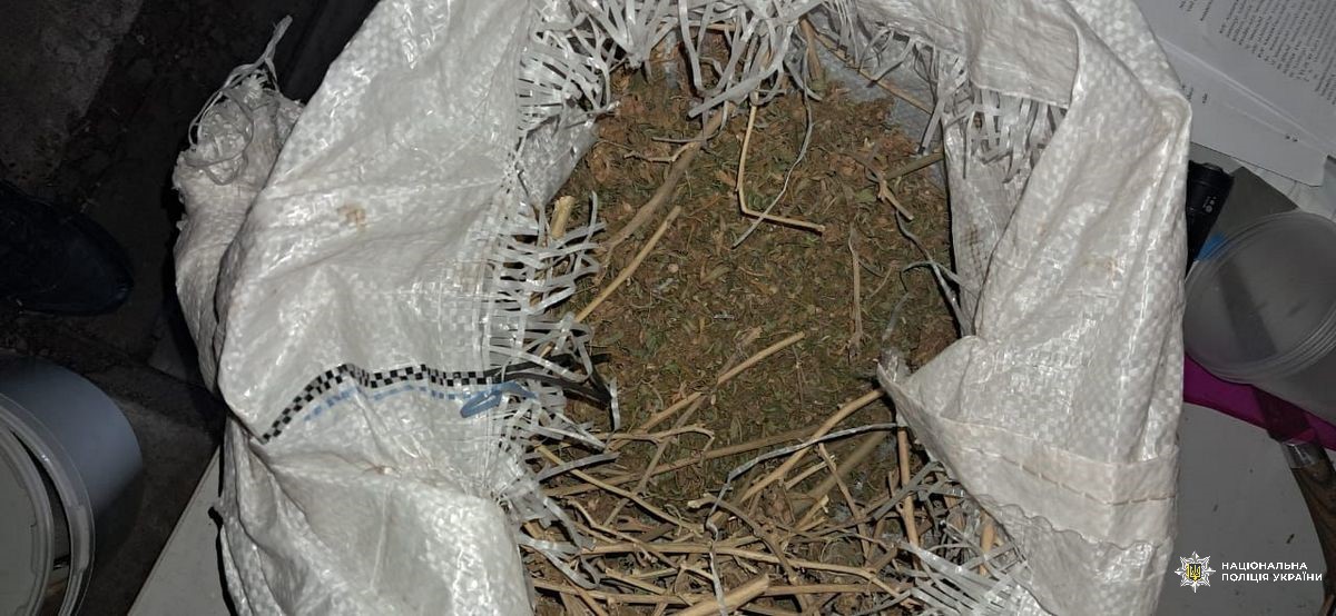 Прибуток від 5 до 7 тисяч доларів щонеділі: в Кам'янському виявили злочинну групу, що збувала наркотики у місті та області - ФОТО