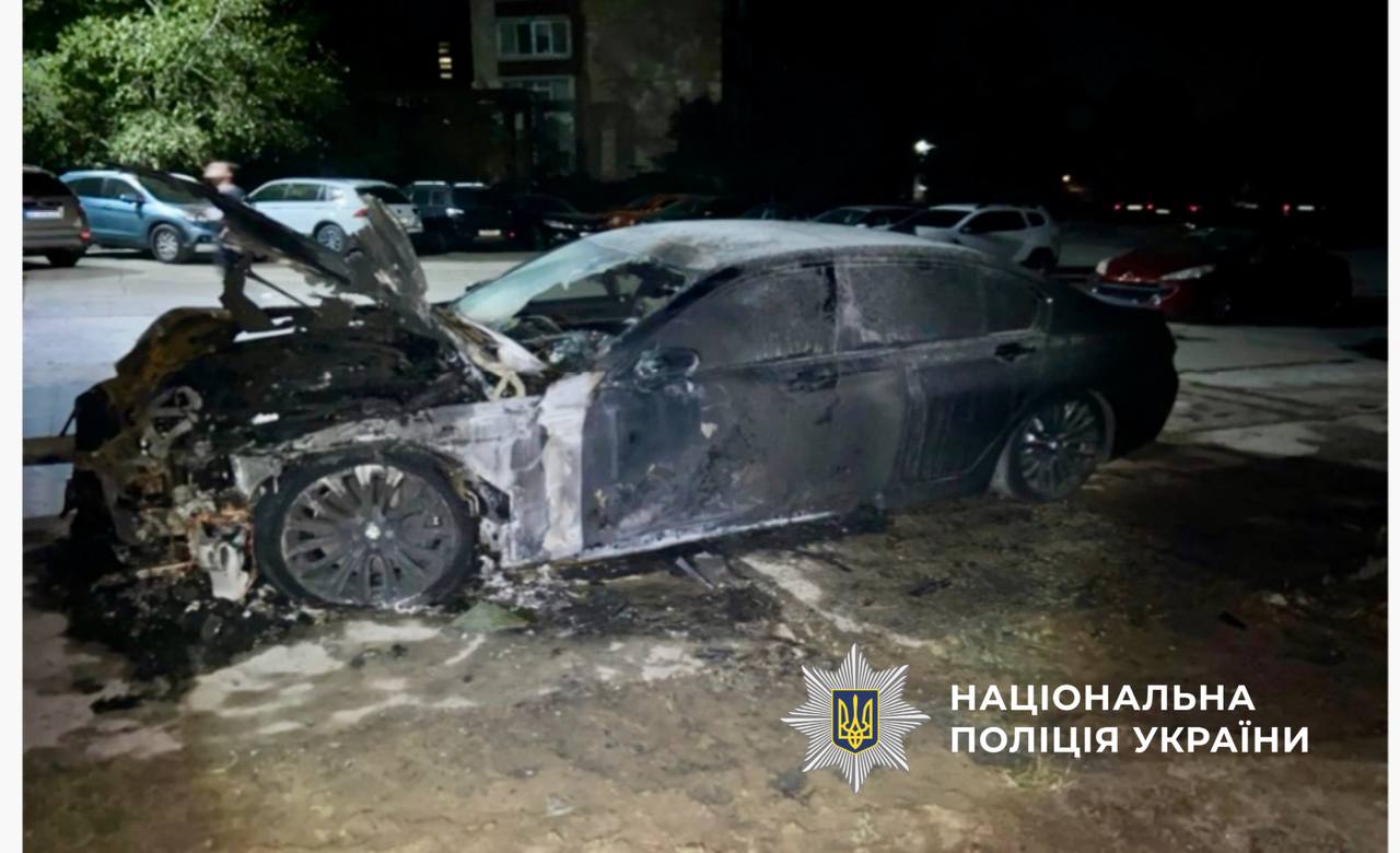 Замість грошей заробив строк: в Кам’янському затримали юнака, якого підозрюють в умисному підпалі авто преміумкласу - ФОТО