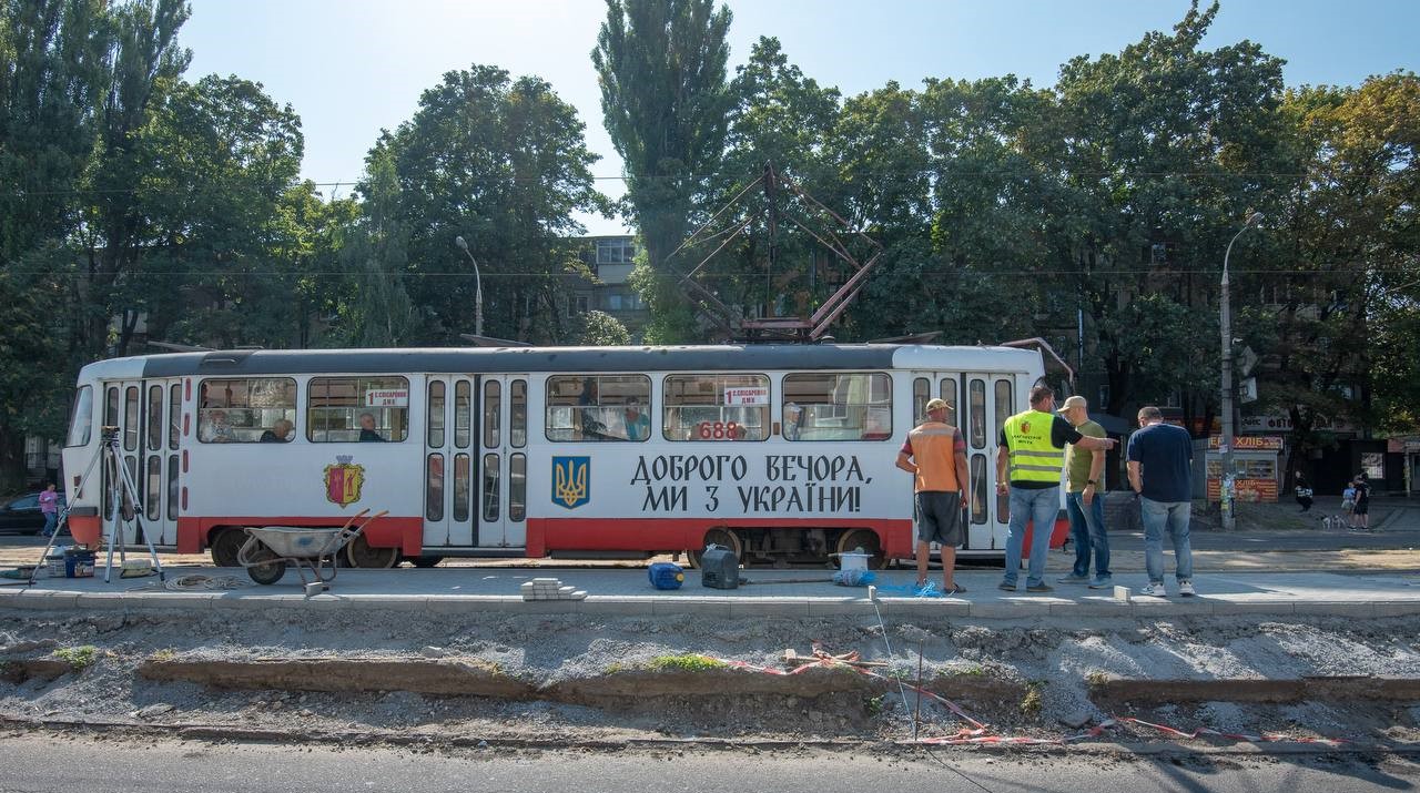 В Кам'янському будують посадкові майданчики на трамвайних зупинках з пандусами та сходами - ФОТО