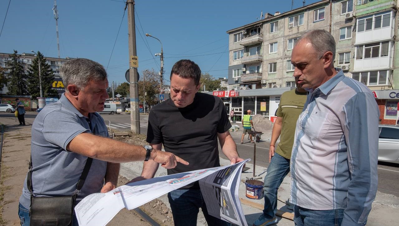 В Кам'янському будують посадкові майданчики на трамвайних зупинках з пандусами та сходами - ФОТО