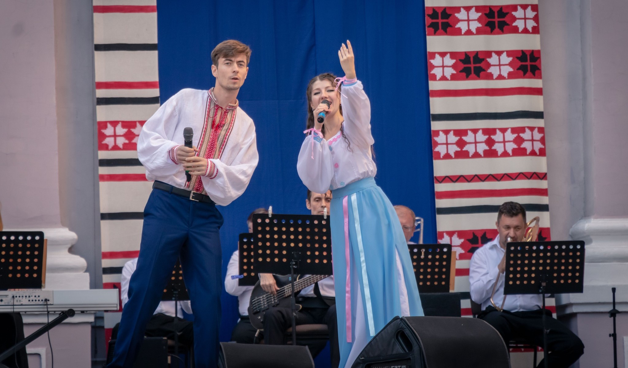 Спів та танці просто неба: в Кам'янському пройшов концерт «Мелодії великої родини» - ФОТО