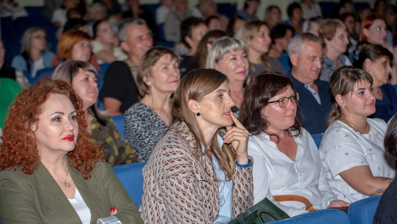 В Кам'янському під час мистецького заходу збирали гроші для підтримки військових - ФОТО