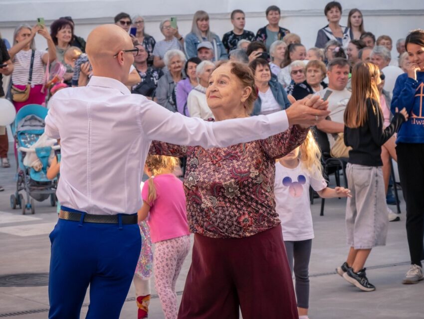 Спів та танці просто неба: в Кам’янському пройшов концерт «Мелодії великої родини»