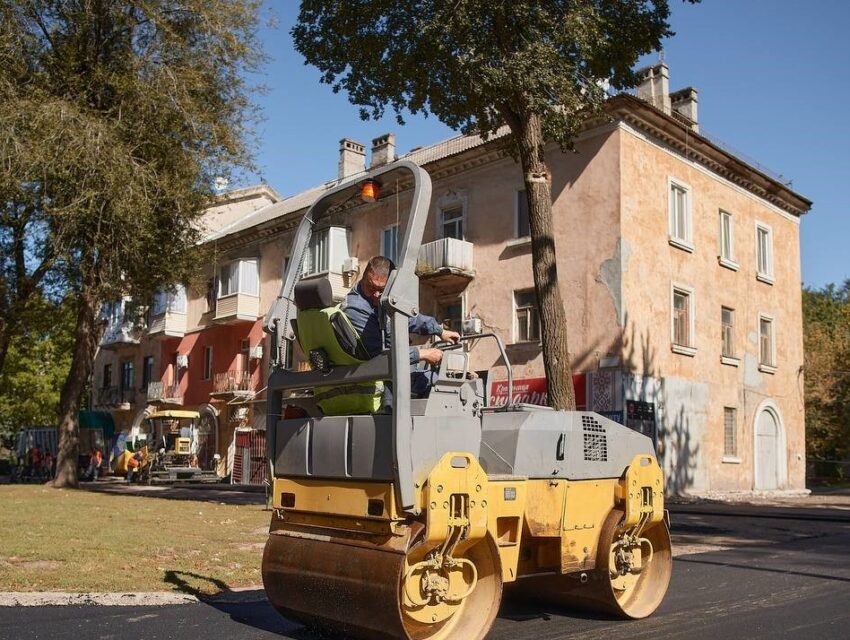 На вулицях Кам’янського тривають ремонти тротуарів