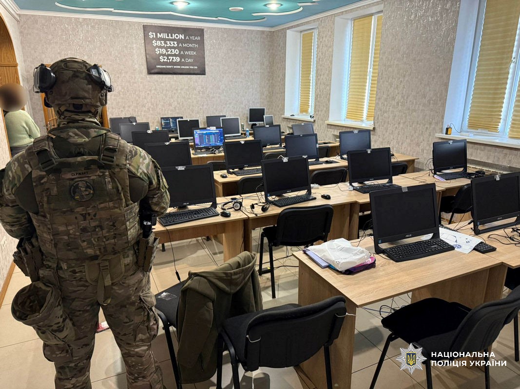 Прибуток від 5 до 7 тисяч доларів щонеділі: в Кам'янському виявили злочинну групу, що збувала наркотики у місті та області - ФОТО
