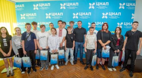 В Кам’янському напередодні Дня народження міста урочисто вручили паспорти 14-річним мешканцям