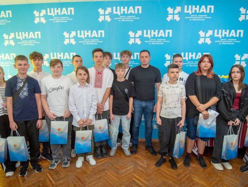 В Кам’янському напередодні Дня народження міста урочисто вручили паспорти 14-річним мешканцям