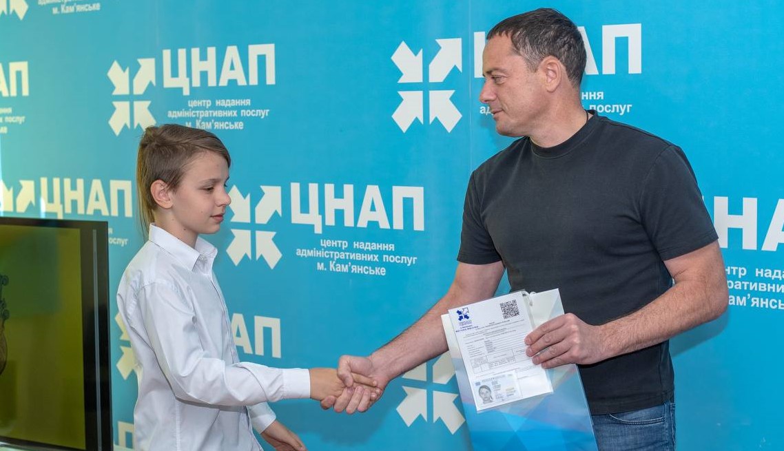 В Кам'янському напередодні Дня народження міста урочисто вручили паспорти 14-річним мешканцям - ФОТО