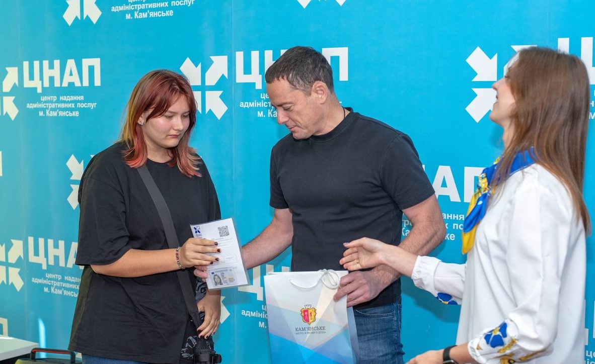 В Кам'янському напередодні Дня народження міста урочисто вручили паспорти 14-річним мешканцям - ФОТО