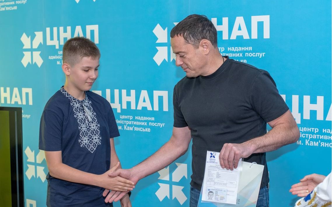 В Кам'янському напередодні Дня народження міста урочисто вручили паспорти 14-річним мешканцям - ФОТО