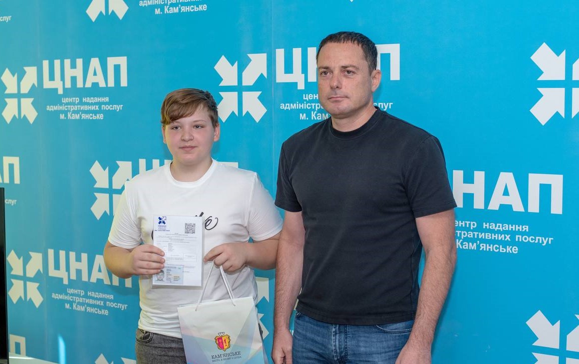 В Кам'янському напередодні Дня народження міста урочисто вручили паспорти 14-річним мешканцям - ФОТО