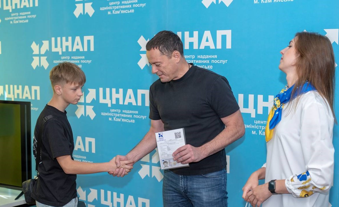 В Кам'янському напередодні Дня народження міста урочисто вручили паспорти 14-річним мешканцям - ФОТО