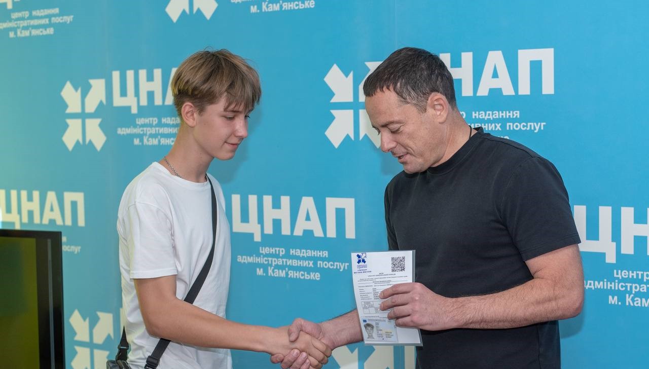В Кам'янському напередодні Дня народження міста урочисто вручили паспорти 14-річним мешканцям - ФОТО