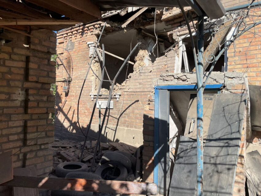 Одна людина загинула, дві постраждали через ворожу атаку на Дніпропетровщині