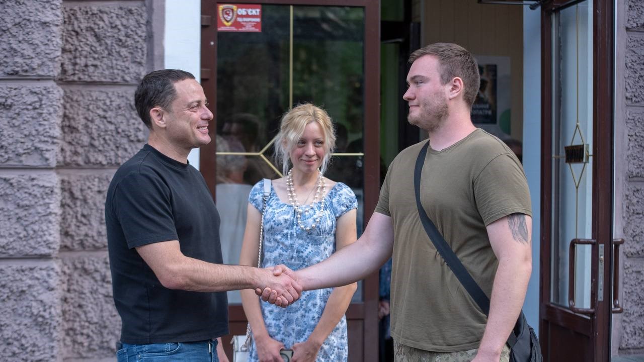 В Кам'янському під час мистецького заходу збирали гроші для підтримки військових - ФОТО