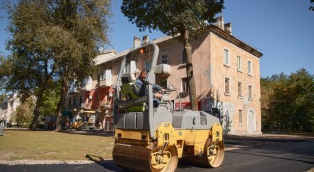 На вулицях Кам’янського тривають ремонти тротуарів