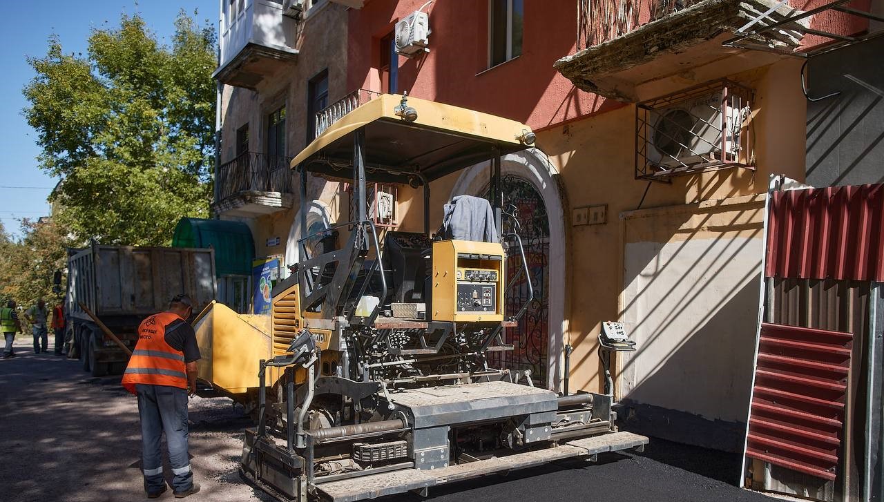 На вулицях Кам'янського тривають ремонти тротуарів - ФОТО