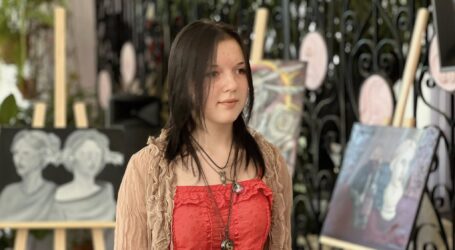 «Не всі ангели добрі, не всі демони погані»: в Кам’янському відкрилась виставка 15-річної художниці «Тіні уяви»