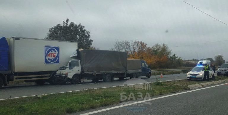 В Кам’янському районі зіткнулись дві вантажівки: рух на трасі Дніпро-Кривий Ріг ускладнено