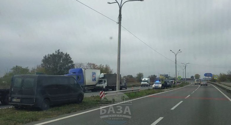 В Кам'янському районі зіткнулись дві вантажівки: рух на трасі Дніпро-Кривий Ріг ускладнено - ФОТО