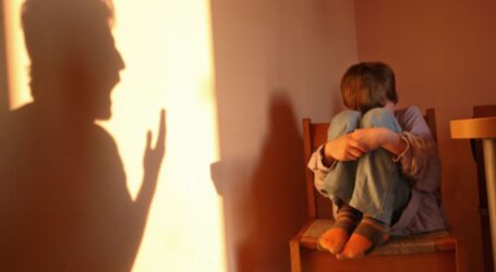 Били дитину за непослух: на Дніпропетровщині за умисне вбивство 4-річного сина судитимуть подружжя