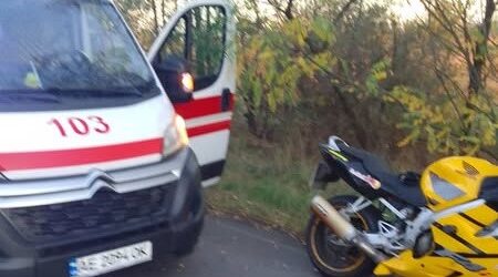 Неподалік від Петриківки мотоцикліст влетів у легкове авто, йому відірвало гомілку