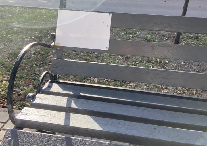 У сквері на Соцмісті Кам'янського пошкодили таблички, присвячені пам'яті загиблих захисників - ФОТО